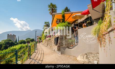 Merano, Italien - 27. September 2021: Touristen auf der Tappeiner Promenade, einem berühmten Wanderweg in Merano (Südtirol, Italien) Stockfoto