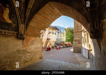 Merano, Italien - 27. September 2021: Die Altstadt von Merano ist bei Touristen beliebt und in diesem Spätsommerurlaub vor Aufregung belebt. Stockfoto