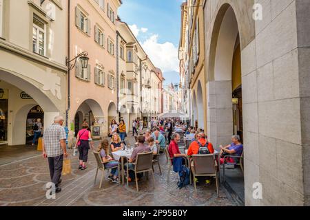 Merano, Italien - 27. September 2021: Die Altstadt von Merano ist bei Touristen beliebt und in diesem Spätsommerurlaub vor Aufregung belebt. Stockfoto