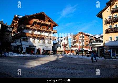 Österreich, Tirol, Seefeld, Dorfblick, Dorfzentrum, Touristen, Hotels, Winterberglandschaft, Wahrzeichen, Wintersportresort, Seefeld-Plateau Stockfoto