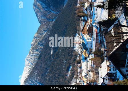 Österreich, Tirol, Seefeld, Dorfblick, Winterberge, kirche, Wahrzeichen, Wintersportresort, Seefeld-Plateau Stockfoto