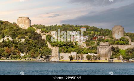 Blick auf die Ruinen von Rumelihisari, Bogazkesen Castle oder Rumelian Castle, an einem sonnigen Tag, gelegen auf den Hügeln der europäischen Seite der Bosporus-Straße, Istanbul, Türkei, erbaut vom osmanischen Sultan Mehmet II Stockfoto