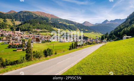 Nauders (Tirol, Österreich) befindet sich am Ende des Finstermunzpasses in einem Hochtal der Ötztaler. Die Schweizer und die italienische Grenze sind in der Nähe. Stockfoto