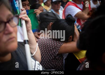 Rosario, Argentinien. 10. März 2023. Frauen weinen und trauern um den Tod des elfjährigen Maximo Gerez während einer Kundgebung. Die Demonstranten forderten die Untersuchung des Falls und ein Ende der Gewalt. Mindestens 64 Menschen wurden dieses Jahr in der Heimatstadt des argentinischen Fußballstars Messi getötet. Mehrere Drogenbanden kämpfen um die Kontrolle in der Stadt nordwestlich von Buenos Aires. Kredit: Franco Trovato Fuoco/dpa/Alamy Live News Stockfoto