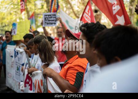 Rosario, Argentinien. 10. März 2023. Julio Gerez (m.), Vater des erschossen elfjährigen Maximo Gerez, blickt während einer Kundgebung in den Himmel. Die Demonstranten forderten eine Untersuchung des Falls und ein Ende der Gewalt. Mindestens 64 Menschen wurden dieses Jahr in der Heimatstadt des argentinischen Fußballstars Messi getötet. Mehrere Drogenbanden kämpfen um die Kontrolle in der Stadt nordwestlich von Buenos Aires. Kredit: Franco Trovato Fuoco/dpa/Alamy Live News Stockfoto