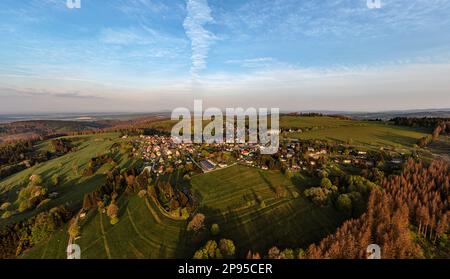 Deutschland, Thüringen, Masserberg, Schnett, Bergdorf, Übersicht, Luftfoto, Morgenlicht Stockfoto