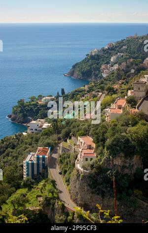 Amalfi Drive mit Blick nach Südwesten über das Tyrrhenische Meer. Von Agerola nach Amalfi ist ein steiler Pfad mit Tausenden von Stufen, die sich die Hügel der Küste hinunter in Richtung Amalfi schlängeln. Blick auf das Meer und die Küste. Stockfoto