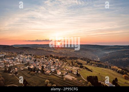 Deutschland, Thüringen, Masserberg, Schnett, Dorf, Bergwiesen, Berge, Täler, Übersicht, Sonnenaufgang, Hintergrundbeleuchtung, Luftfoto Stockfoto