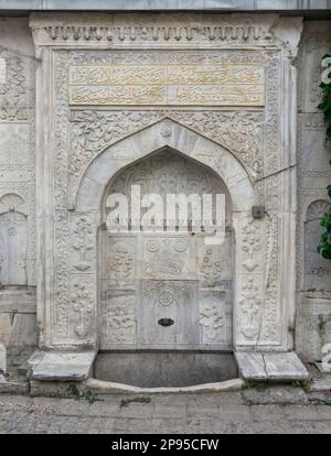 Marmorgeformter Trinkbrunnen, auch Sabil, im Viertel Fatih nahe Sultanahmet Platz, Istanbul, Türkei Stockfoto