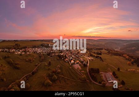 Deutschland, Thüringen, Masserberg, Schnett, Dorf, Bergwiesen, Berge, Täler, Übersicht, Morgengrauen, Luftfoto Stockfoto