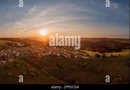 Deutschland, Thüringen, Masserberg, Schnett, Dorf, Bergwiesen, Berge, Täler, Übersicht, Sonnenaufgang, Hintergrundbeleuchtung, Luftfoto Stockfoto