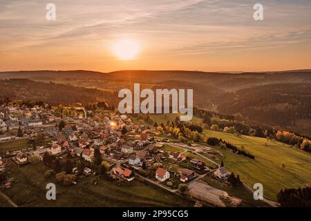 Deutschland, Thüringen, Masserberg, Schnett, Dorf, Bergwiesen, Berge, Täler, Übersicht, Sonnenaufgang, Hintergrundbeleuchtung, Luftfoto Stockfoto