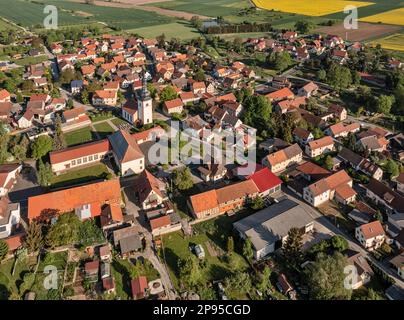 Deutschland, Thüringen, Grabfeld, Berkach, Dorf, Häuser, Kirche, Straßen, Übersicht, schräge Aussicht, Luftaufnahme Stockfoto