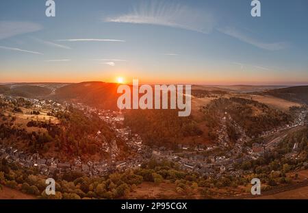 Deutschland, Thüringen, Lauscha, Kleinstadt, erstreckt sich über mehrere enge Täler, Berge, Wälder, Sonnenaufgang, Übersicht, Luftaufnahme Stockfoto