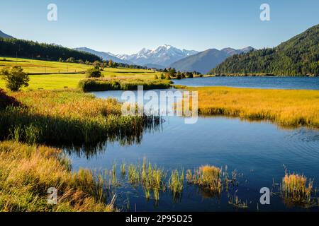 Hinter der österreichisch-italienischen Grenze und dem Reschen Pass liegt St. Valentin auf der Haide mit seinem herrlichen Lake Haider und Blick auf die Ortler Mountain Group Stockfoto