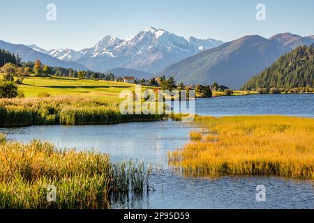 Hinter der österreichisch-italienischen Grenze und dem Reschen Pass liegt St. Valentin auf der Haide mit seinem herrlichen Lake Haider und Blick auf die Ortler Mountain Group Stockfoto