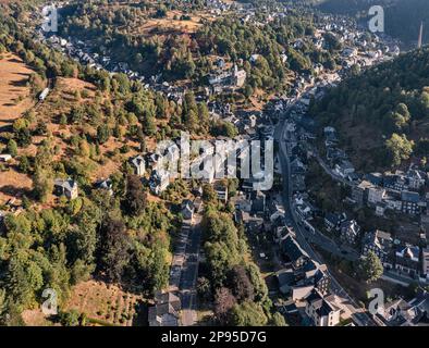 Deutschland, Thüringen, Lauscha, Kleinstadt, erstreckt sich über mehrere enge Täler, Berge, Wald, Regionalzug über die Stadt, Zug 2104, Morgenlicht, schräge Aussicht, Luftaufnahme Stockfoto