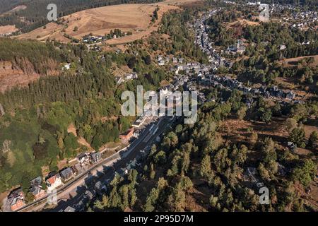 Deutschland, Thüringen, Lauscha, kleine Stadt, erstreckt sich über mehrere enge Täler, Bahnhof, zwei Regionalzüge, Berge, Wald, Übersicht, Schrägansicht, Draufsicht Stockfoto