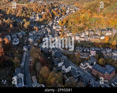 Deutschland, Thüringen, Lauscha, kleine Stadt, erstreckt sich über mehrere enge Täler, Berge, Wald, Übersicht, schräge Aussicht, Luftaufnahme, Abendlicht Stockfoto