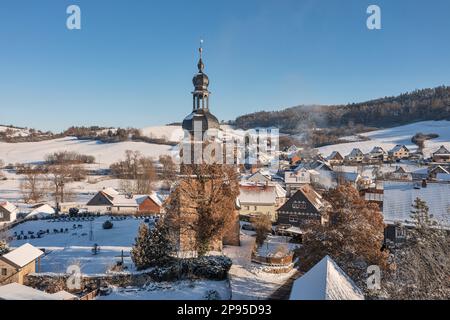 Deutschland, Thüringen, Allendorf, Kirche, Dorf, Gärten, Berge, Wald, Schnee, Luftfoto Stockfoto
