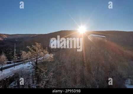 Deutschland, Thüringen, Schwarzburg, Barockschloss, Waffenkammer, Baum, Wald, Berge, Sonnenaufgang, Schnee, Hintergrundbeleuchtung Stockfoto