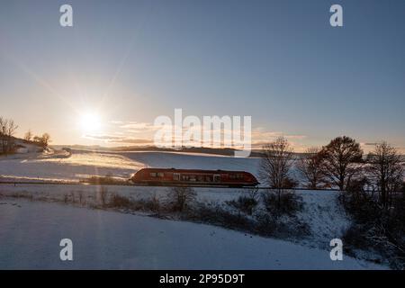 Deutschland, Thüringen, Bechstedt, Regionalzug 60, Zug 29886, Schnee, Sonnenuntergang, Seitenansicht, Hintergrundbeleuchtung Stockfoto