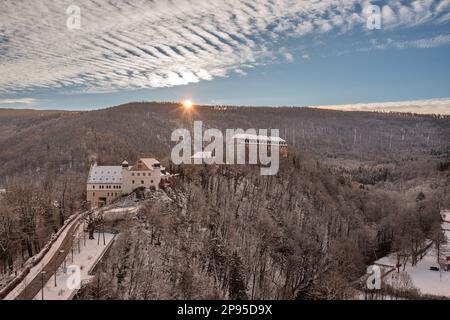 Deutschland, Thüringen, Schwarzburg, Barockschloss, Waffenkammer, Straße, Fluss, Wald, Berge, Sonnenaufgang, Schnee, Übersicht, Hintergrundbeleuchtung Stockfoto