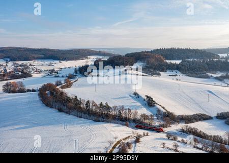 Deutschland, Thüringen, Bechstedt, Regionalzug 60, Zug 29885, Landschaft, Wald, Tal, Schnee, Übersicht Stockfoto