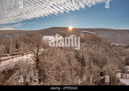 Deutschland, Thüringen, Schwarzburg, Barockschloss, Waffenkammer, sonnenaufgang, Wald, Fluss, Schnee, Hintergrundlicht Stockfoto