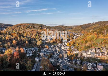 Deutschland, Thüringen, Lauscha, Kleinstadt, erstreckt sich über mehrere enge Täler, Berge, Wälder, Übersicht, Luftfoto Stockfoto