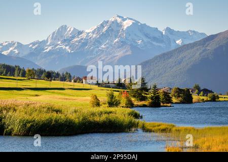 Hinter der österreichisch-italienischen Grenze und dem Reschen Pass liegt St. Valentin auf der Haide mit seinem herrlichen Lake Haider und Blick auf die Ortler Mountain Group Stockfoto