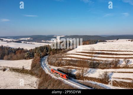 Deutschland, Thüringen, Bechstedt, Bahnfahrt in einer Kurve, Regionalzug 60, Zug 29881, Landschaft, Felder, Wälder, Schnee, Übersicht Stockfoto