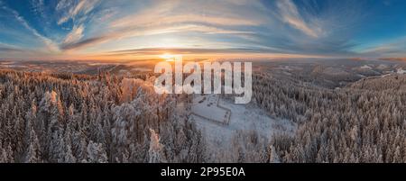 Deutschland, Thüringen, Ilmenau (Hintergrund), Kickelhahn, Landschaftsbau, Wald, Berge, Aussichtsturm, Telekommunikationsturm, Schnee, Übersicht, Sonnenaufgang, Gegegnlicht, Panoramafoto Stockfoto