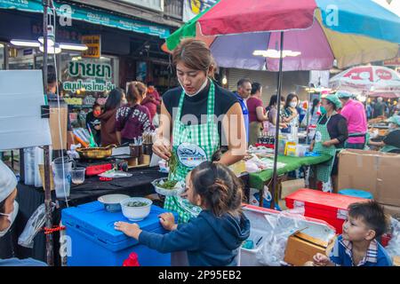 Ein traditionelles Straßenfestival mit unzähligen Imbissständen in Thailand und Asien Stockfoto