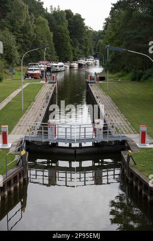 Deutschland, Mecklenburg-Vorpommern, Müritz-Havel-Waterway, MHW, Mecklenburg-Seengebiet, Müritz Lakes Park, Diemitz-Schleuse Stockfoto