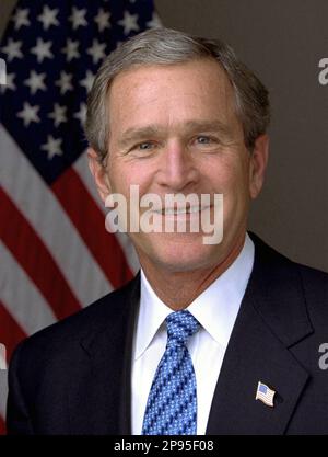 George Walker Bush (geboren am 6. Juli 1946) ist der 43. Und aktuelle Präsident der Vereinigten Staaten von Amerika, eingeweiht am 20. Januar 2001. George W. Bush, der älteste Sohn des ehemaligen US-Präsidenten George H. W. Bush, wurde bei den Parlamentswahlen 2000 selbst zum Präsidenten gewählt. Zuvor war Bush seit 1995 als 46. Gouverneur von Texas tätig. Bush wurde 2004 wieder zum Präsidenten gewählt. Offizielles Foto der Pressestelle des Weißen Hauses . - W. - Presidente della Repubblica - USA - Rituto - Portrait - Cravatta - Krawatte - Kragen - colletto - VEREINIGTE STAATEN - UNITI - bandiera - Flagge - Verbot Stockfoto