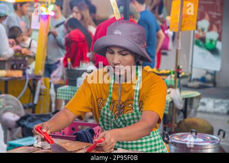 Ein traditionelles Straßenfestival mit unzähligen Imbissständen in Thailand und Asien Stockfoto