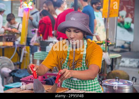 Ein traditionelles Straßenfestival mit unzähligen Imbissständen in Thailand und Asien Stockfoto