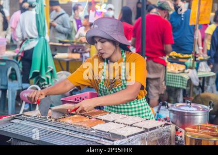 Ein traditionelles Straßenfestival mit unzähligen Imbissständen in Thailand und Asien Stockfoto