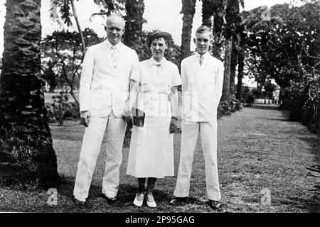 1930er , Malecón in Manila , Philippinen : der künftige Präsident der Vereinigten Staaten und Dwight D. Eisenhower ( 1890 - 1969 ) mit Frau Mamie Eisenhower und Sohn John Eisenhower ( 1922 - 2013 ) . Presidente della Repubblica - USA - Rituto - Porträt - FAMILIE - FAMIGLIA - FILIPPINE - VEREINIGTE STAATEN - UNITI - Familie - Famiglia - Archivio GBB Stockfoto