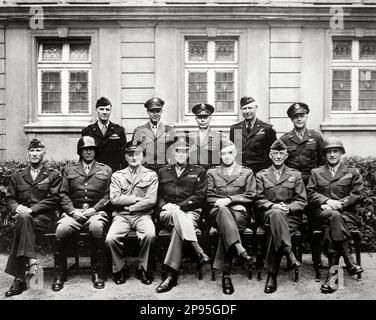 1945 , USA : der künftige Präsident der Vereinigten Staaten und Dwight D. Eisenhower ( 1890 - 1969 ) in der Mitte dieses Fotos. Hochrangige amerikanische Militärangehörige des Zweiten Weltkriegs Sitzende sind (von links nach rechts) Gens. William H. Simpson, George S. Patton , Carl A. Spaatz, Dwight D. Eisenhower , Omar Bradley , Courtney H. Hodges , und Leonard T. Gerow ; Standing are Gens (von links nach rechts). Ralph F. Stearley , Hoyt Vandenberg , Walter Bedell Smith, Otto P. Weyland und Richard E. Nugent . - Presidente della Repubblica - USA - Rituto - Portrait - Militäruniform - Divisa uniforme militare -WW2 - S Stockfoto