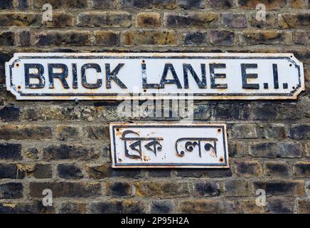 Nahaufnahme des Brick Lane Street Sign in London, Großbritannien, mit Namen in Englisch und Bengali - berühmt für Straßenmarkt und Restaurants Stockfoto