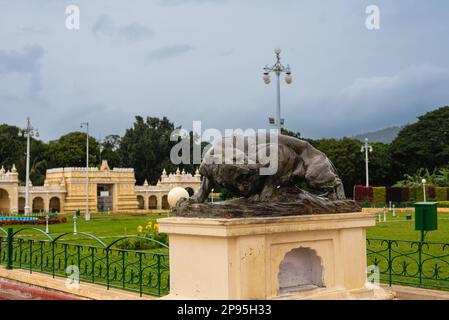 Mysore Palace Karnataka Indien 1 2022. September Touristen, die den historischen und großen Mysore Palast besuchen, auch Amba Vilas Palast in Karnataka Indi genannt Stockfoto