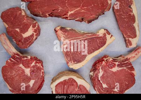 Aufnahme von verschiedenen Schnitten von Rindfleisch im Hintergrund in Butcher's Shop Display Stockfoto