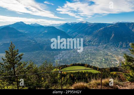 Blick von Knottnkino nach Lana und die Apfelplantagen in Etschtal, Südtirol, Italien Stockfoto