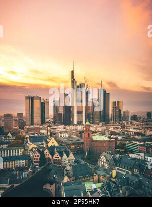 Blick vom Dom Frankfurt am Main über die Altstadt, den Römer und die Paulskirche bis zur modernen Skyline. Wunderschöner romantischer Sonnenuntergang in hessen, deutschland Stockfoto