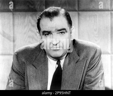 1954 , USA : Senator JOSEPH McCarthy ( 1908 - 1957 ) war ein US-amerikanischer Republikaner Senator aus dem Staat Wisconsin zwischen 1947 und 1957. Seit 1950 ist McCarthy das sichtbarste öffentliche Gesicht einer Zeit extremen antikommunistischen Verdachts, inspiriert durch die Spannungen des Kalten Krieges. Er wurde für unbegründete Behauptungen, es gäbe eine große Anzahl von Kommunisten und sowjetischen Spione und Sympathisanten innerhalb der Bundesregierung, notiert. - McCarthyism - Senatore - MACCARTISMO - USA - Rituto - Portrait - Cravatta - Krawatte - Kragen - colletto - VEREINIGTE STAATEN - UNITI - GUERRA FREDDA Stockfoto