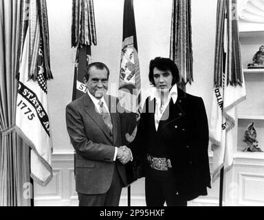 1970 , dezember , USA: Richard Milhous Nixon ( 1913 - 1994 ) war von 1969 bis 1974 der 37. . Präsident der Vereinigten Staaten . Im Dezember 1970 traf Elvis Presley auf eigenen Wunsch mit dem damaligen Präsidenten Richard Nixon im Oval Office des Weißen Hauses zusammen. Offizielles Foto der Pressestelle des Weißen Hauses . - Presidente della Repubblica - USA - Rituto - Portrait - Cravatta - Krawatte - Kragen - colletto - VEREINIGTE STAATEN - UNITI - bandiera - Flagge - bandiere - ROCK'n'ROLL --- Archivio GBB Stockfoto