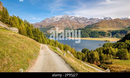 Der Wanderweg von Plaun da Lej nach Grevasalvas (Teil der Via engiadina) bietet eine großartige Aussicht auf den Lake Sils und das obere Engadine Valley (Schweiz). Stockfoto