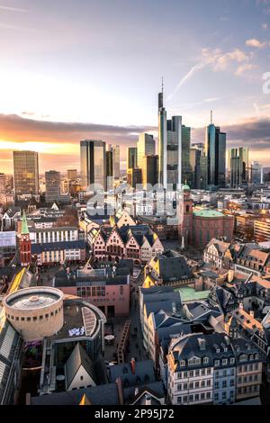 Blick vom Dom Frankfurt am Main über die Altstadt, den Römer und die Paulskirche bis zur modernen Skyline. Wunderschöner romantischer Sonnenuntergang im Abendglühen, hessen, deutschland Stockfoto